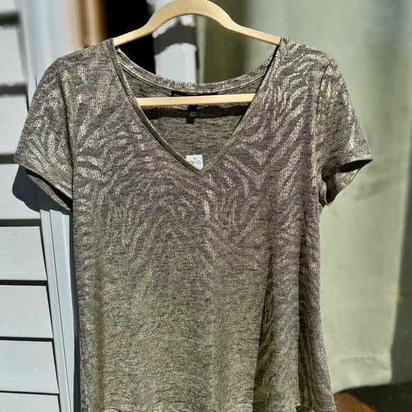 SOLD. NWT White House Black Market Animal Print Short-Sleeve V-neck Top - Picture 8 of 8